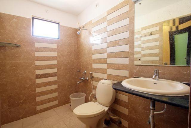 Hotel Seven Hills Inn تيروباتي المظهر الخارجي الصورة